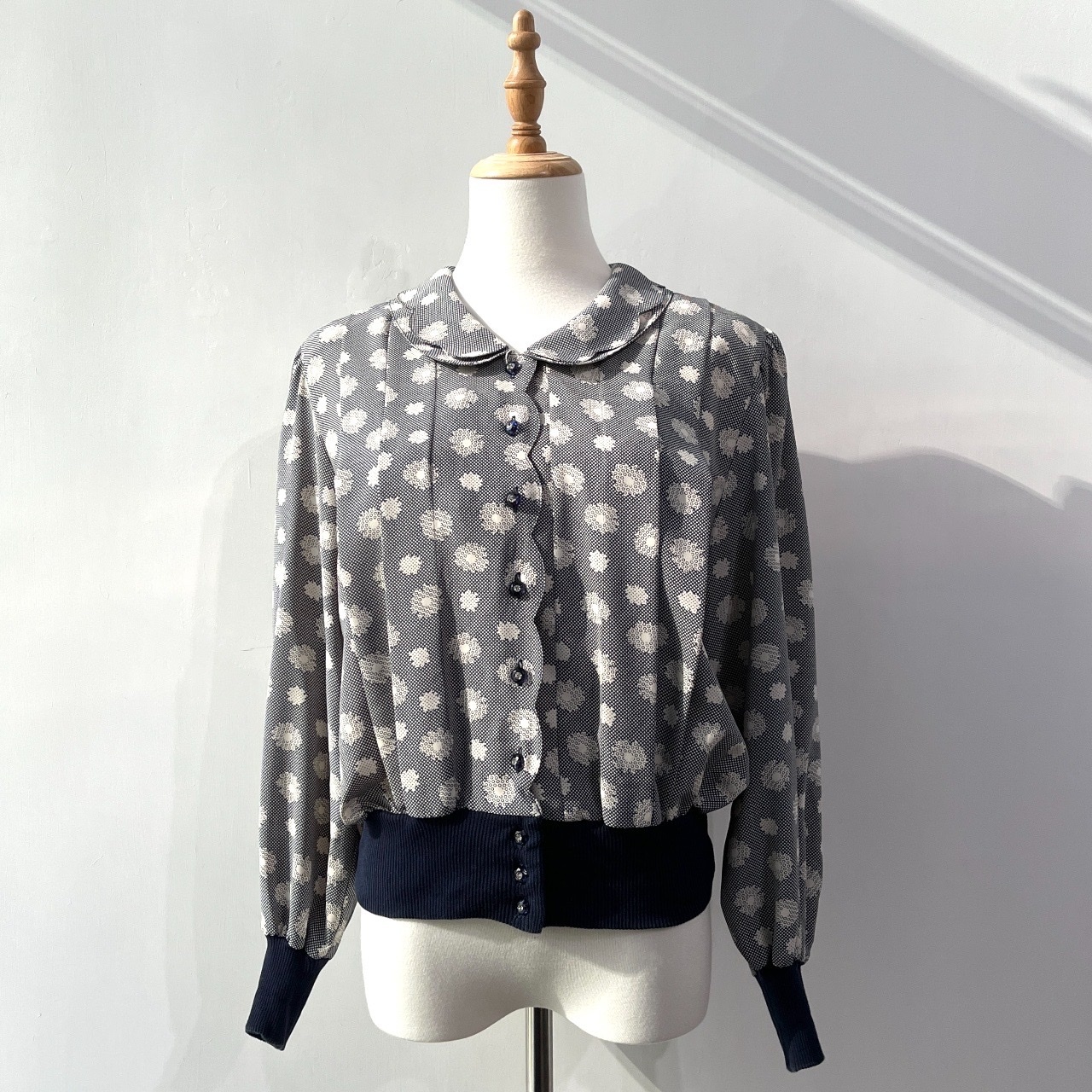 似冬甩又似餅乾配可愛領口上衣