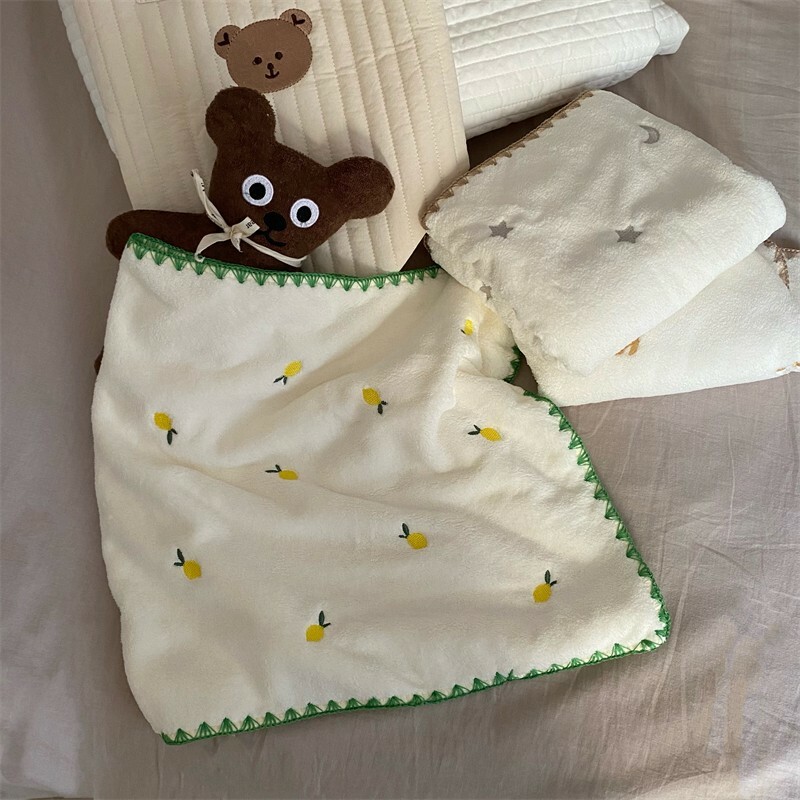 《3213》刺繡小熊草莓珊瑚絨毛巾浴巾