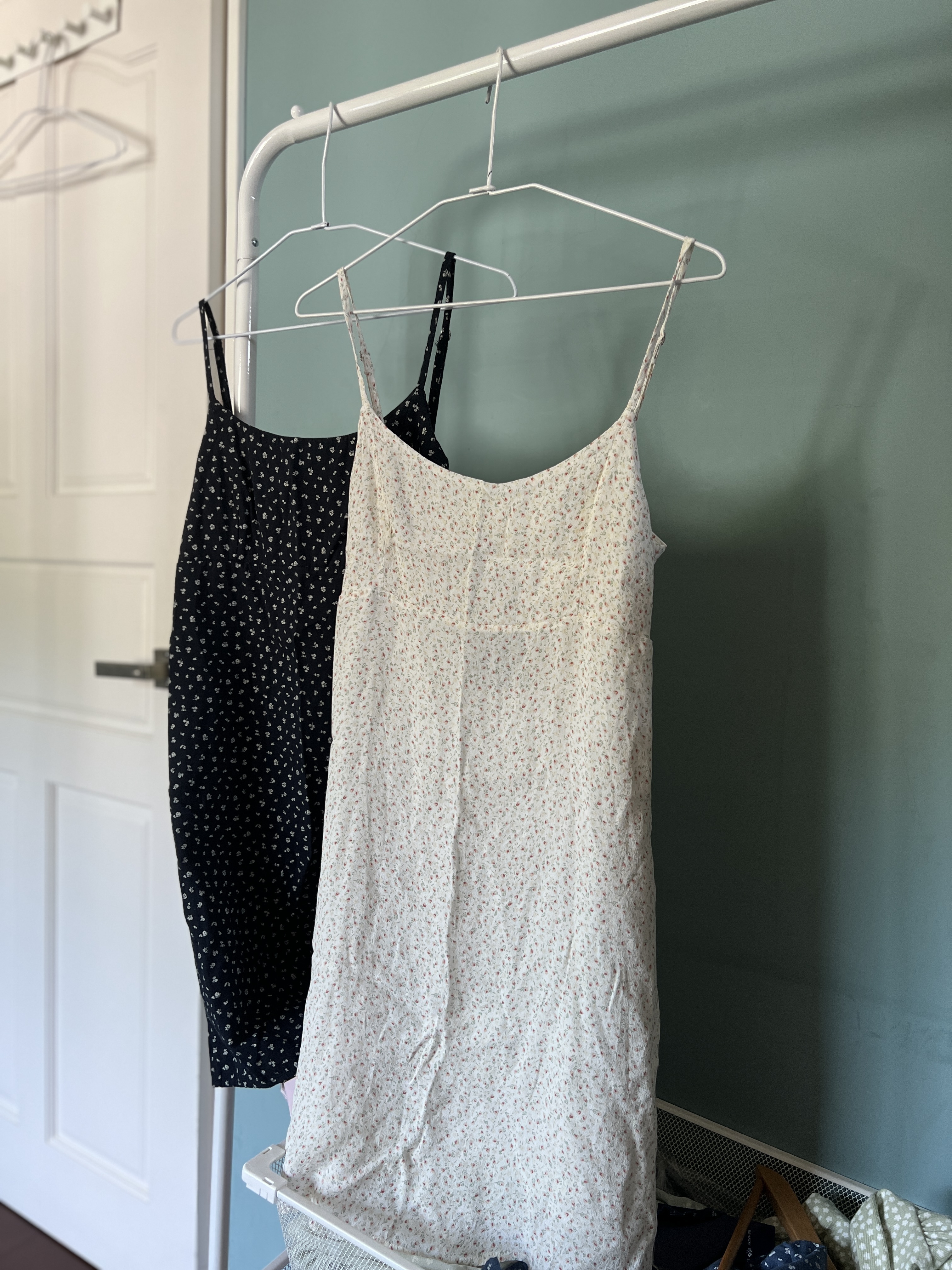 Brandy Melville 紗質後綁帶白色碎花洋裝 COLLEEN DRESS