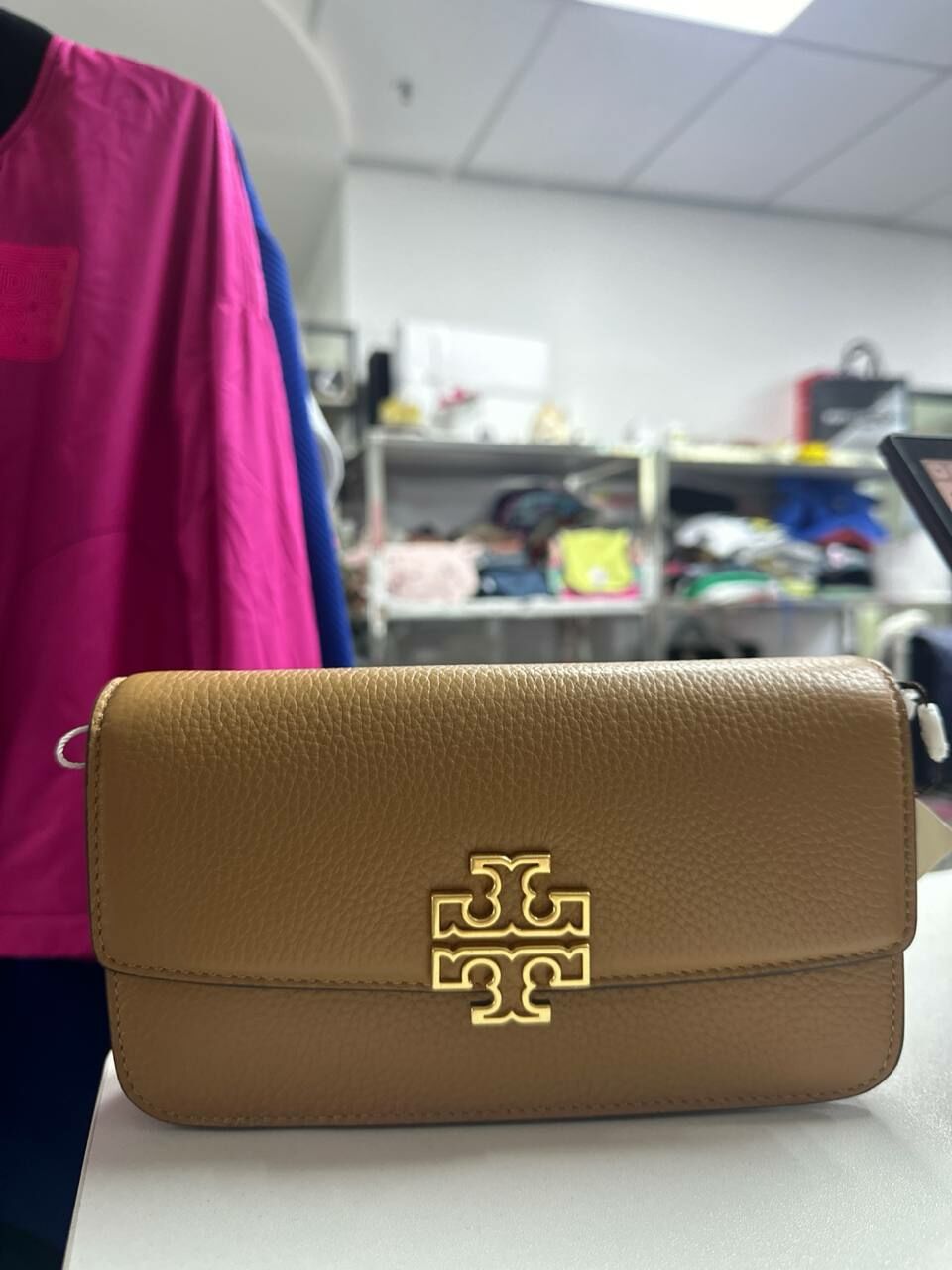 [S] TORY BURCH BRITTEN CHAIN WALLET W.WRISTLET,TIRAMISU, 141012-221 (STB366)