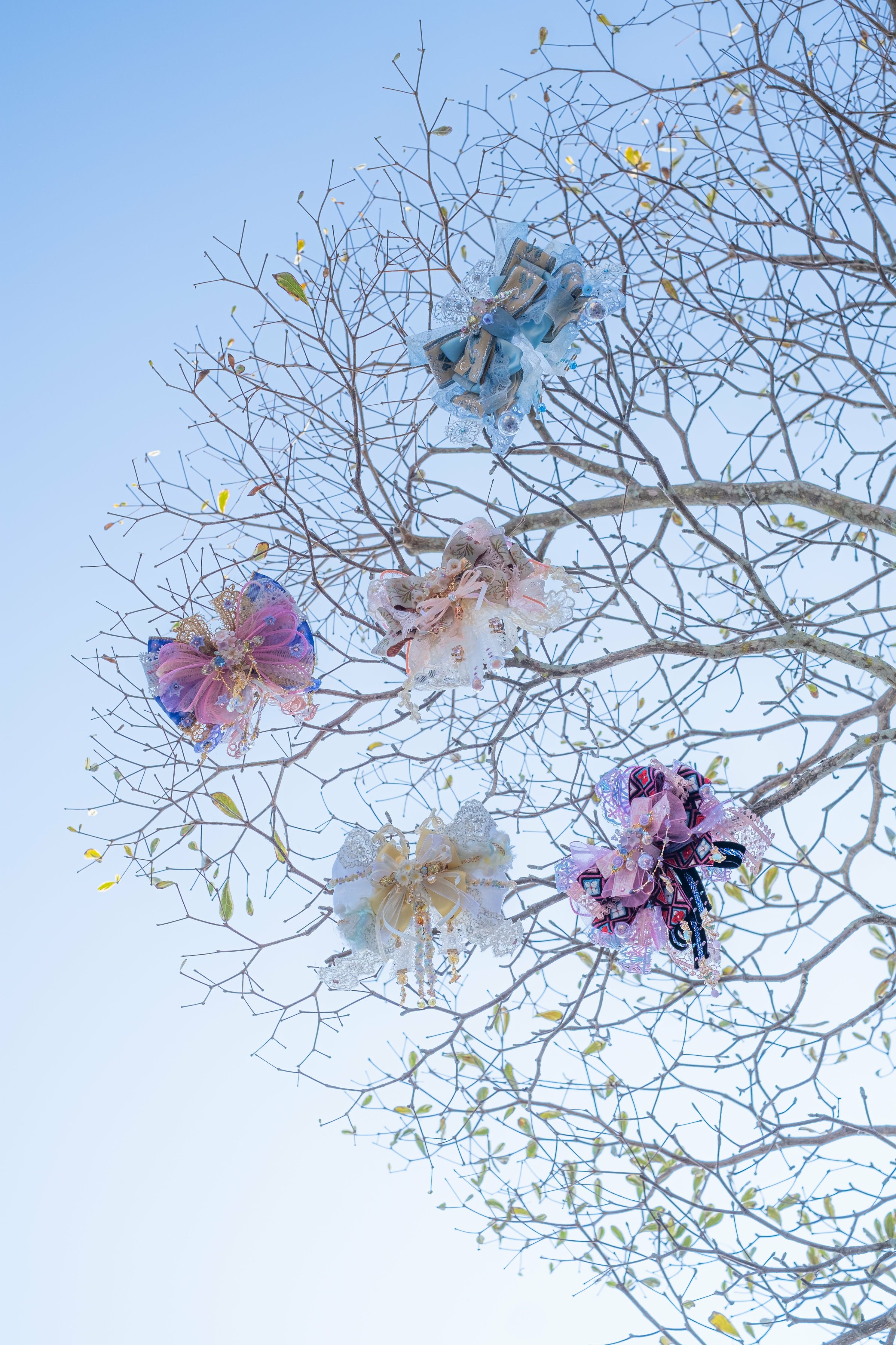 Seasonal Ribbon Carrie Clip (4 Designs)