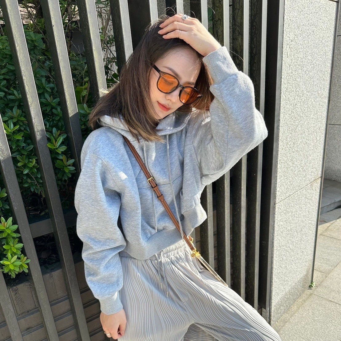 女模韓版百搭素面短版刷毛帽T淺灰色穿搭照