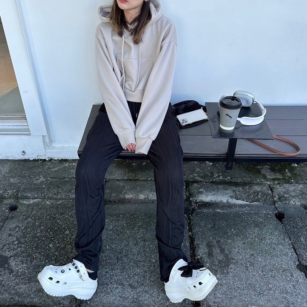 女模韓版百搭素面短版刷毛帽T奶茶色穿搭照