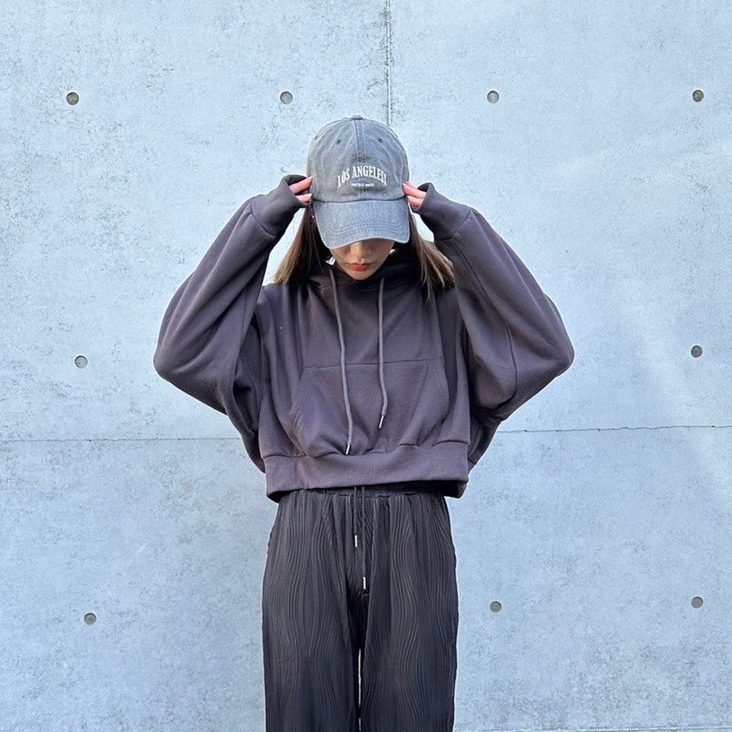 女模韓版百搭素面短版刷毛帽T深灰色穿搭照