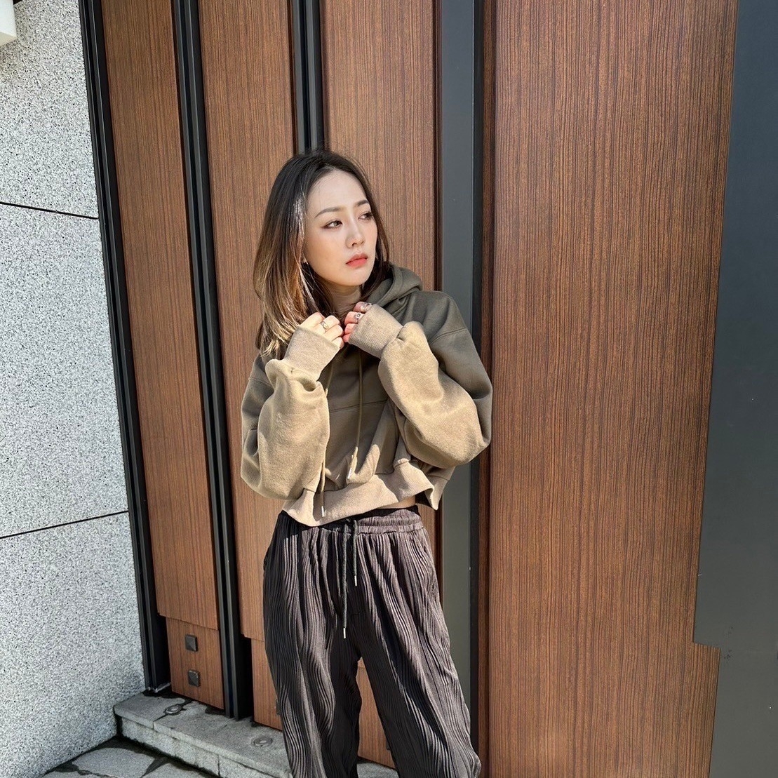 女模韓版百搭素面短版刷毛帽T灰綠色穿搭照