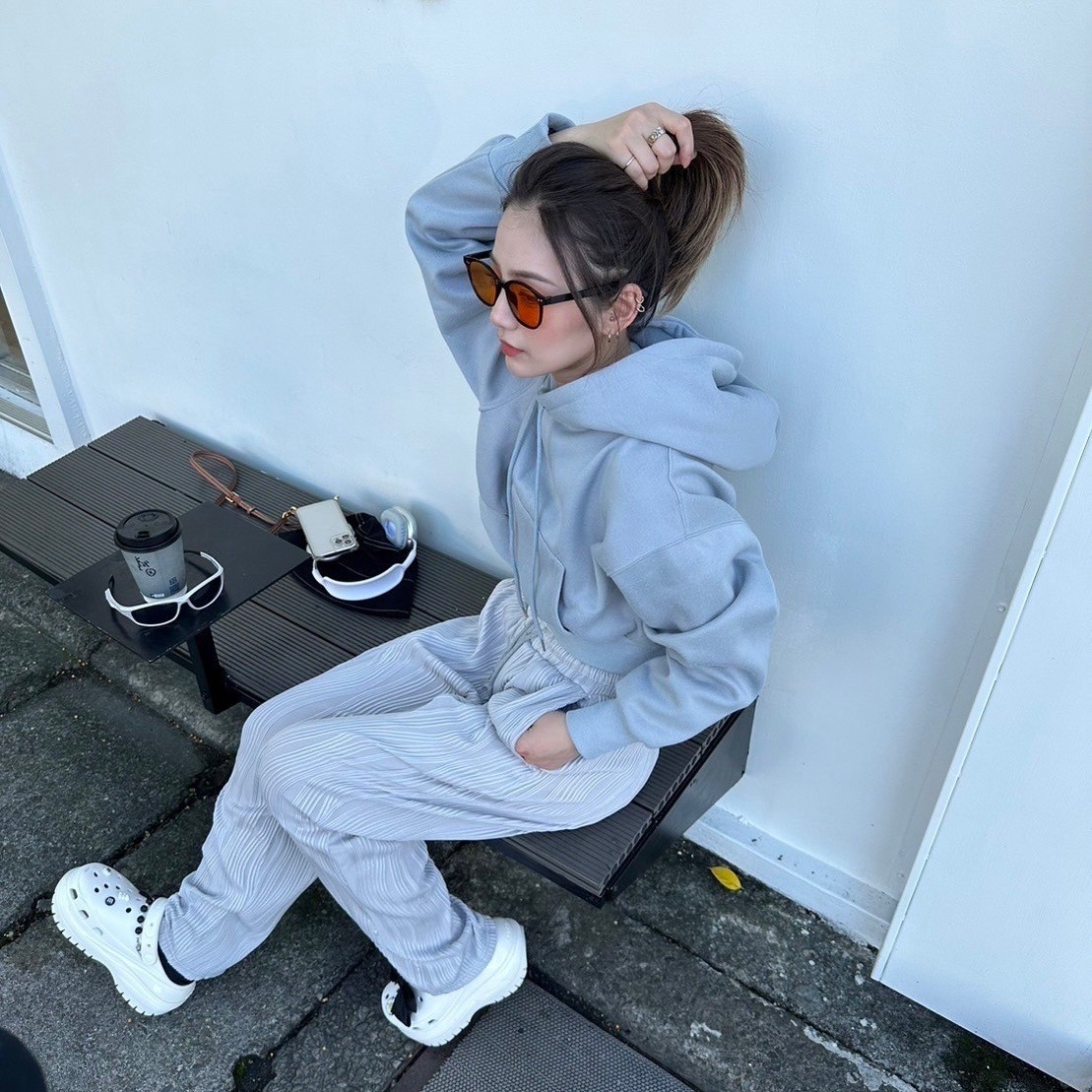 女模韓版百搭素面短版刷毛帽T粉藍色穿搭照