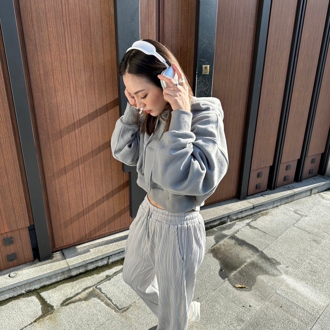 女模韓版百搭素面短版刷毛帽T冷灰色穿搭照