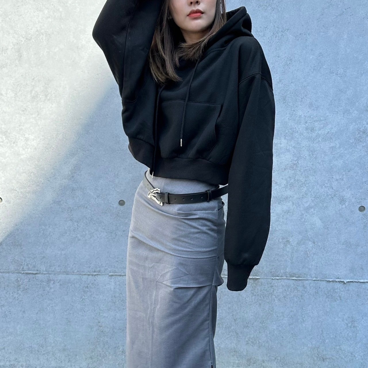 女模韓版百搭素面短版刷毛帽T黑色穿搭照