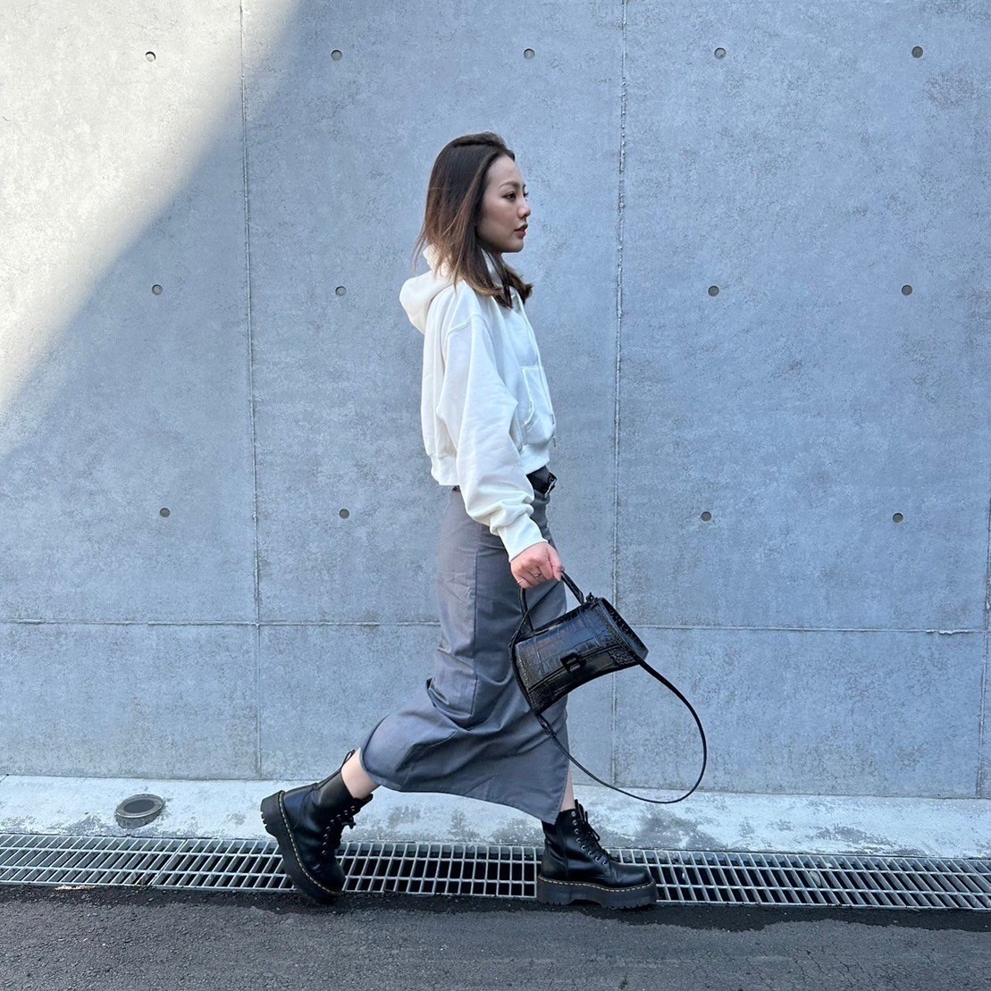 女模韓版百搭素面短版刷毛帽T白色穿搭照