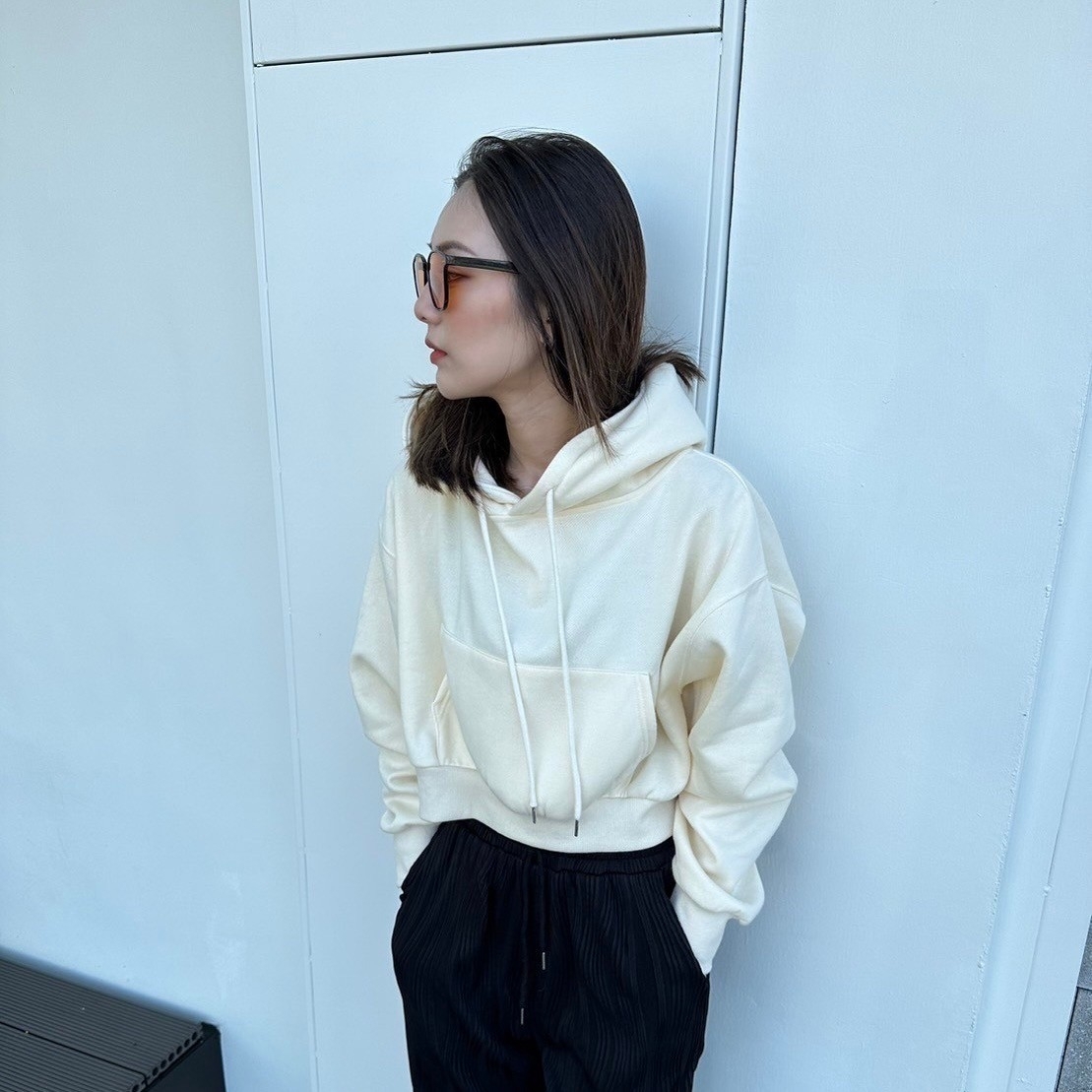 女模韓版百搭素面短版刷毛帽T杏色穿搭照