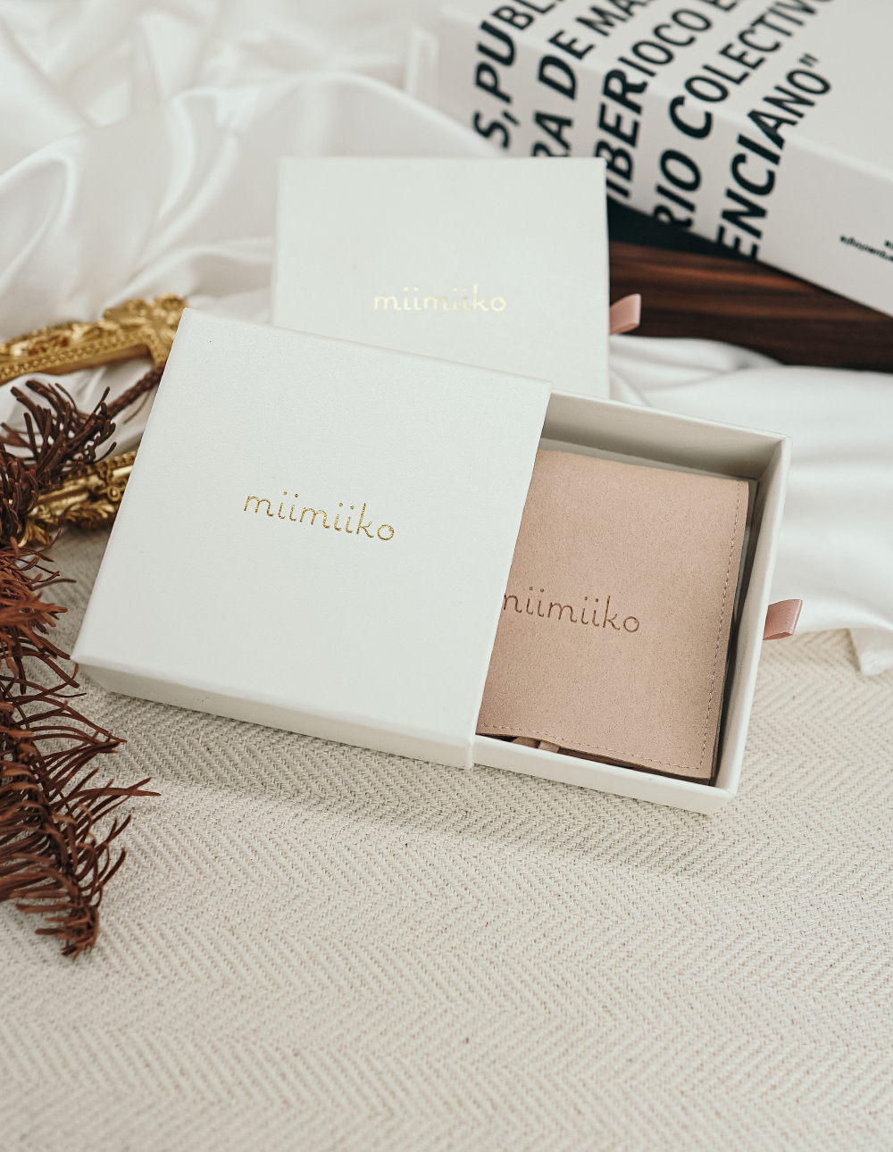 miimiiko 燙金 LOGO 飾品抽屜禮盒 + 麂皮飾品收納袋套組 ✦ L