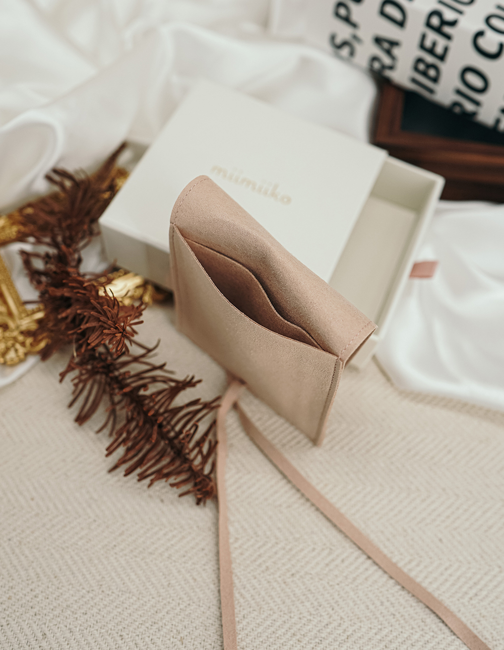 miimiiko 燙金 LOGO 飾品抽屜禮盒 + 麂皮飾品收納袋套組 ✦ L