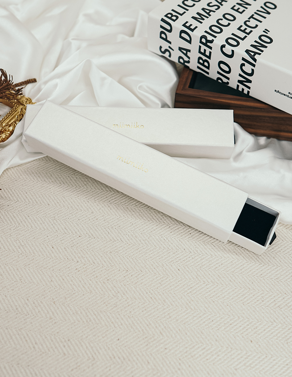 miimiiko 燙金 LOGO 緞帶抽屜長型禮盒