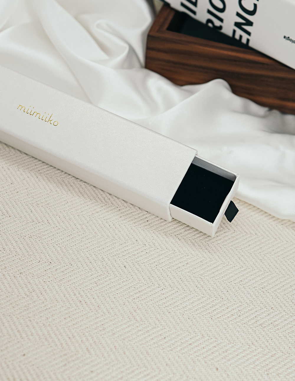 miimiiko 燙金 LOGO 緞帶抽屜長型禮盒