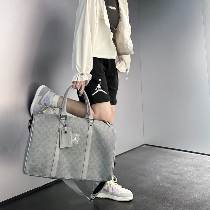 Nike Jordan Monogram Duffle 棋盤格行李袋 水泥灰