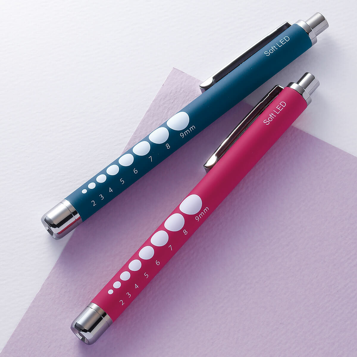 [預購] 輕量橡膠質感電筒筆（沉穩色調）