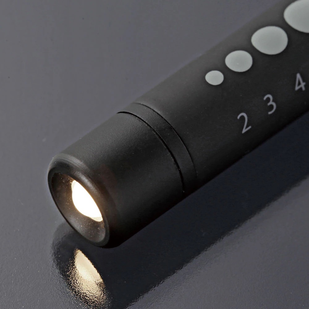 [預購] 全黑輕量橡膠質感電筒筆