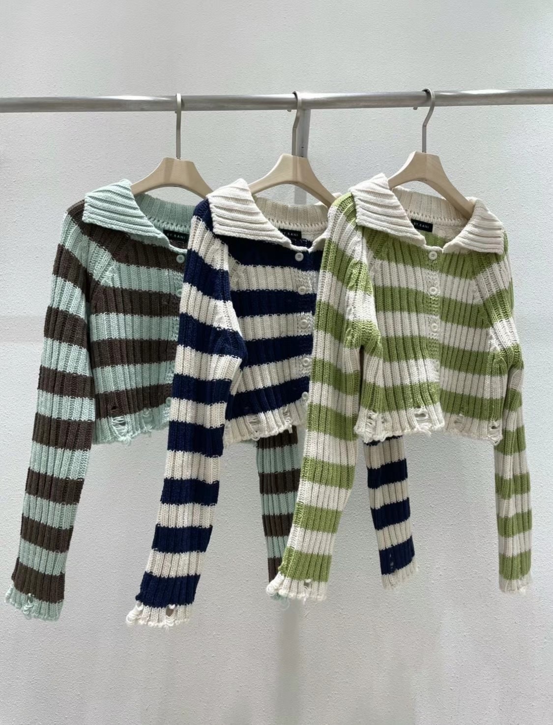 10.28 間條破洞冷衫