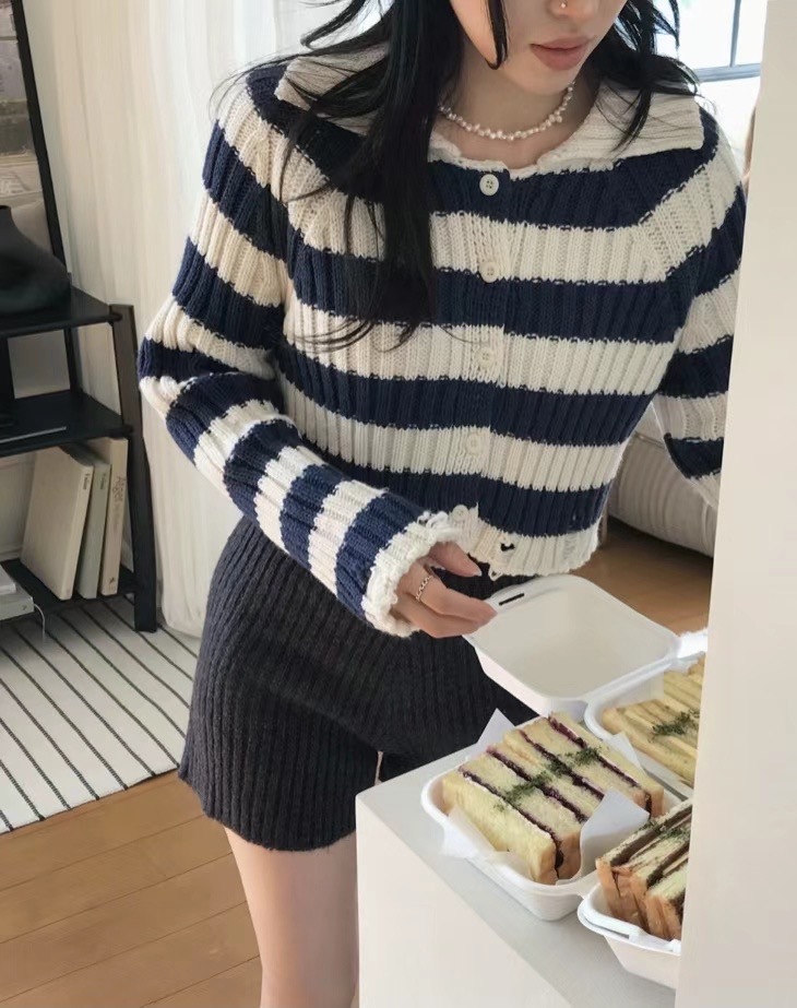 10.28 間條破洞冷衫