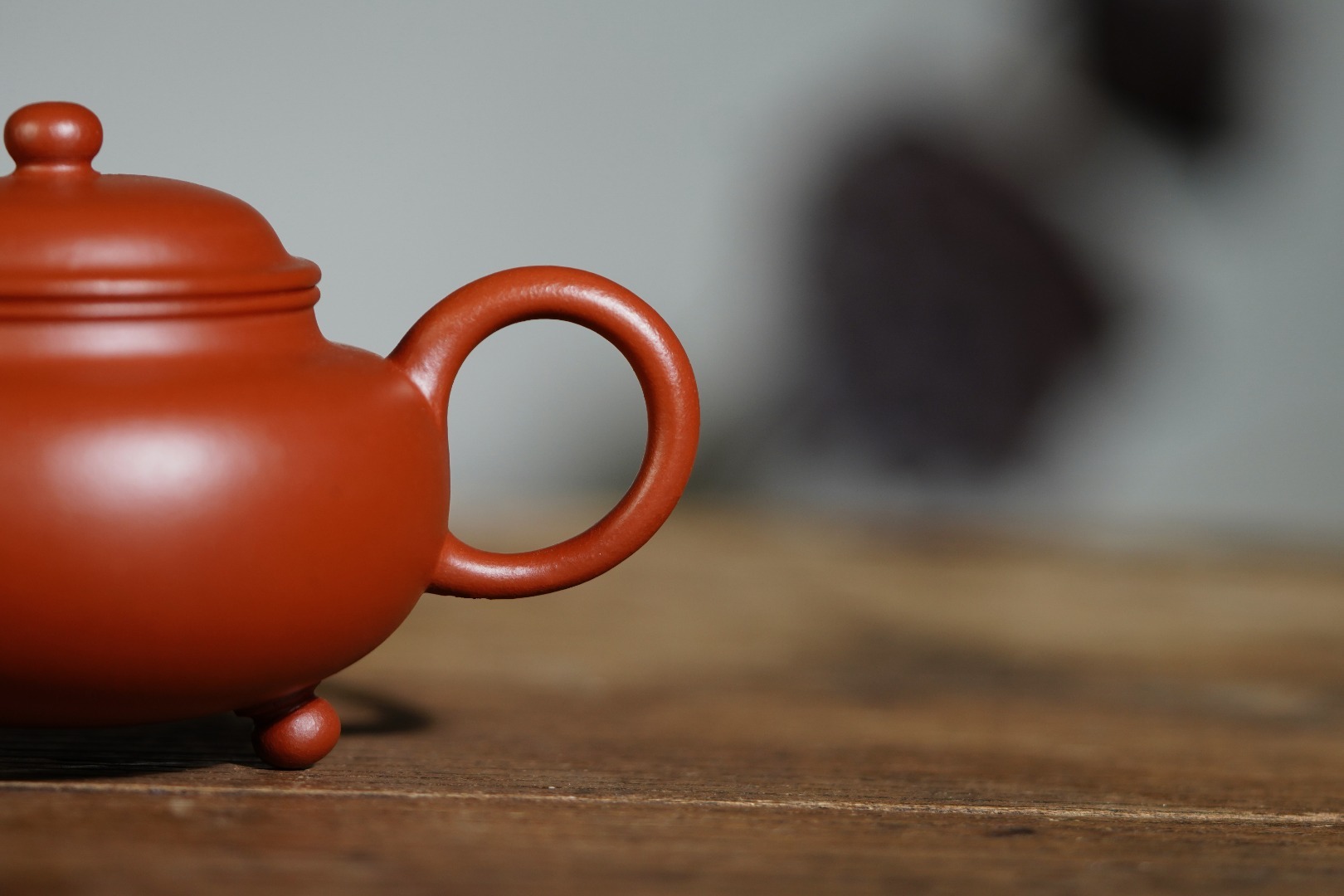 【三足水平】-- 三足圓潤可愛，於壺底部力鼎壺身，平穩閒適。