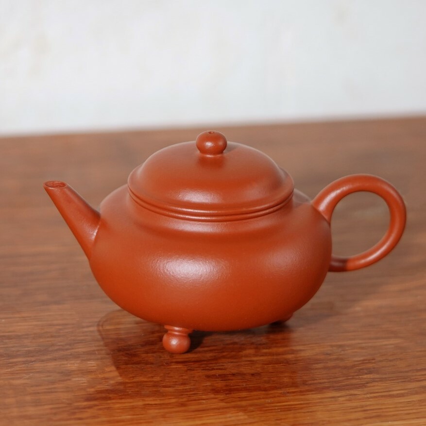 【三足水平】-- 三足圓潤可愛，於壺底部力鼎壺身，平穩閒適。