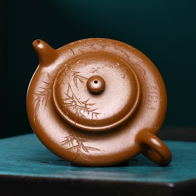 【虛扁】-- 此壺整體處理一氣呵成，張弛有度，富有生命的魄力。