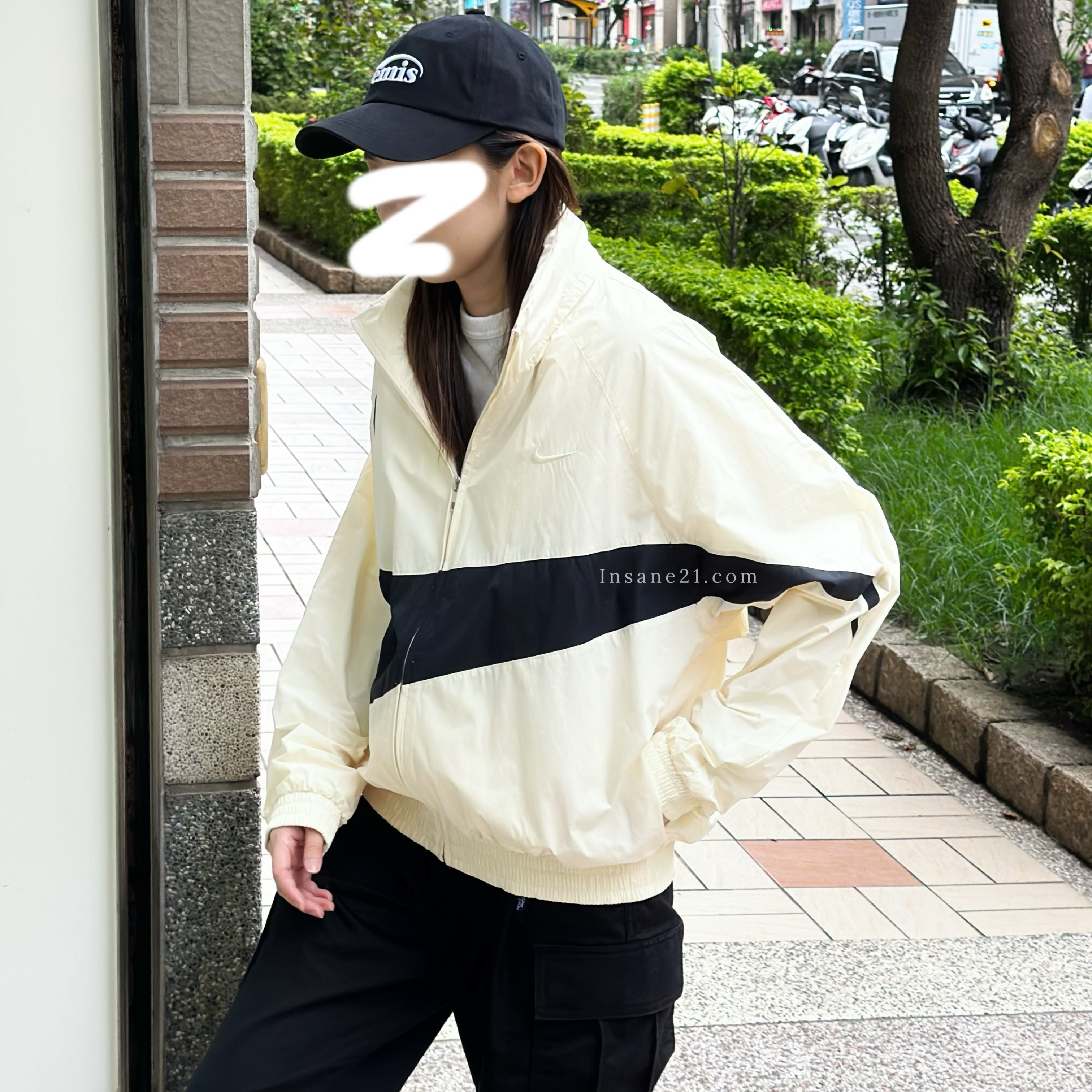 NIKE SWOOSH MIDNIGHT 奶油 黑大勾 衝鋒外套 FB7878-113（NG商品）