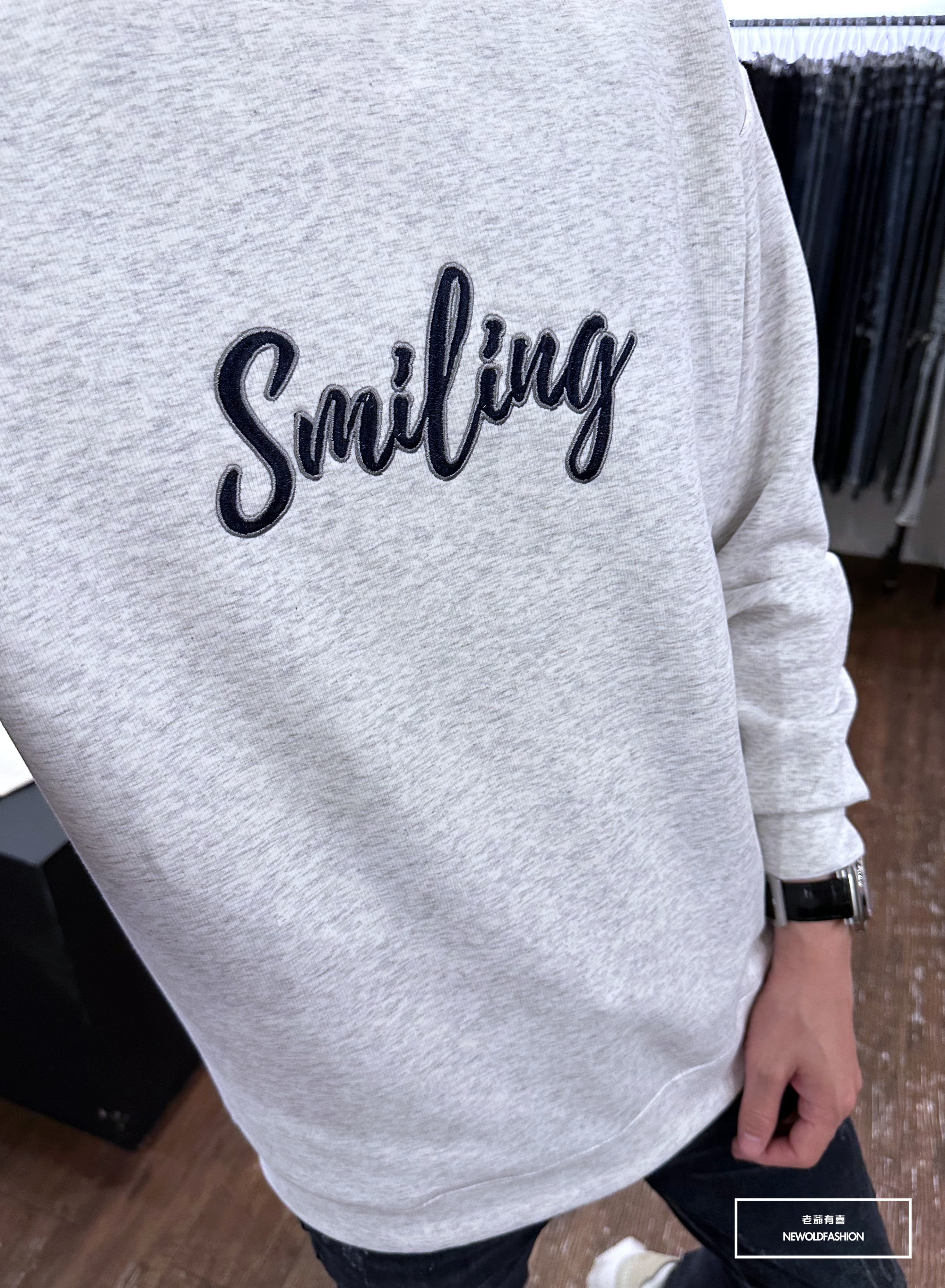 『新品上市』重磅SMILING刺繡大學T-淺灰(NOF2309382)