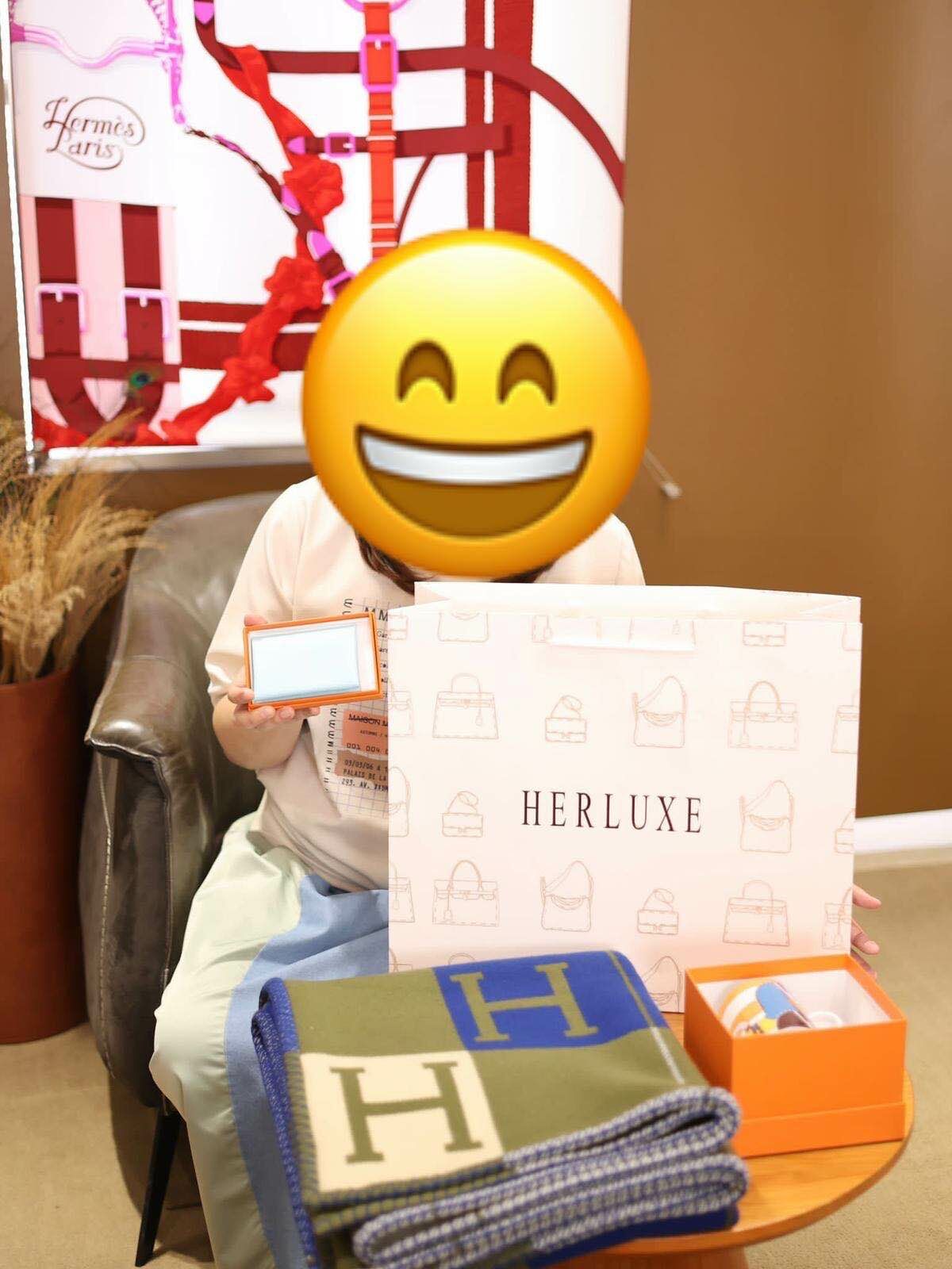 爽快靚靚來pick up scarf🎉 又一起抱走馬克杯同卡包💕 靚靚讚HERLUXE有店鋪有網站🤩 大大增加咗購買信心😍 多謝你嘅支持🫶