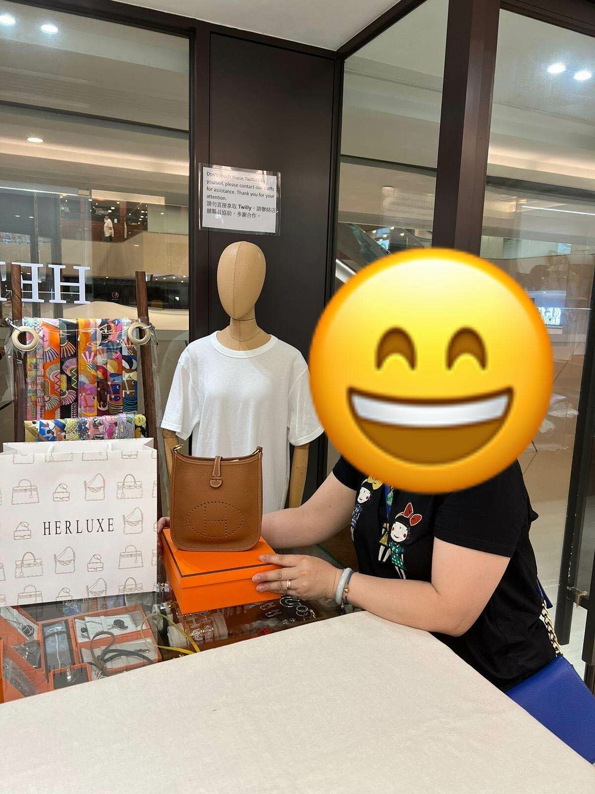 爽快靚靚walk in來買咗mini E金金🐫🔑 靚靚一直有關注HERLUXE新資訊📩 佢妹妹還一直有幫襯我哋💕  靚靚今次見到心頭好😍 爽快落單👏 多謝你哋嘅支持與信任🫶