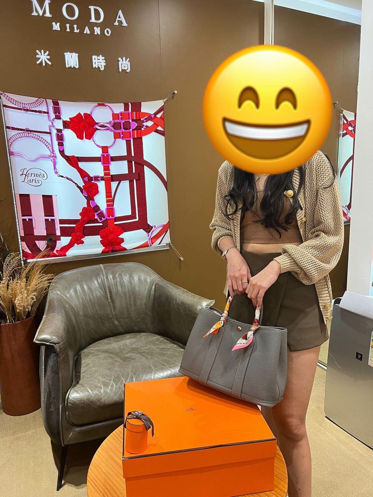 遊客靚靚walk in來shopping🎉 一眼被GP30積雨雲灰吸引🤩 配埋twilly🎀  爽快落單抱走🥰  靚靚超nice💞 對整個購物體驗非常🈵意🥳 多謝你嘅支持與信任🫶