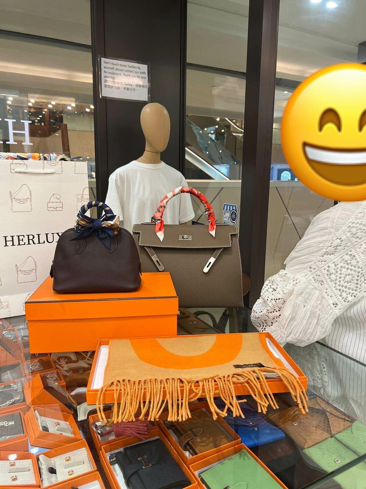 熟客靚靚在線上查詢後飯店買咗Bolide mini馬鞍紅同Scarf🎉 靚靚大讚HERLUXE價錢平💸 個袋又夠實用👍🏻 爽快埋單抱走🤩 購物過程非常開心愉快🥰 多謝你嘅支持與信任🫶💪