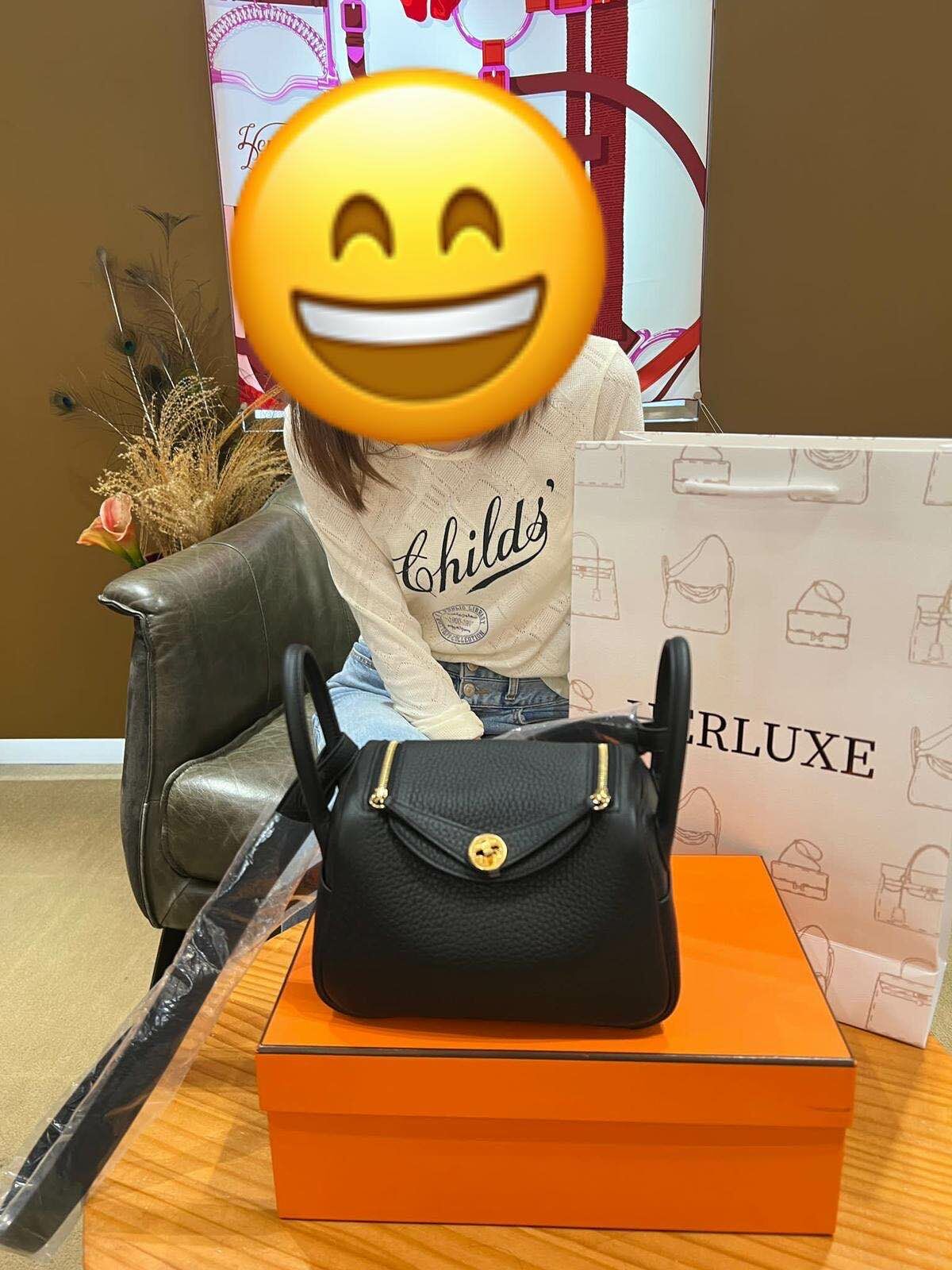 爽快靚靚在線上咨詢後即刻到店買咗Lindy mini黑金🖤🔑 靚靚大讚HERLUXE價錢對比其他店更實惠💸 服務態度又好💕 購物過程非常愉快🥰 多謝你嘅支持與信任🫶💪