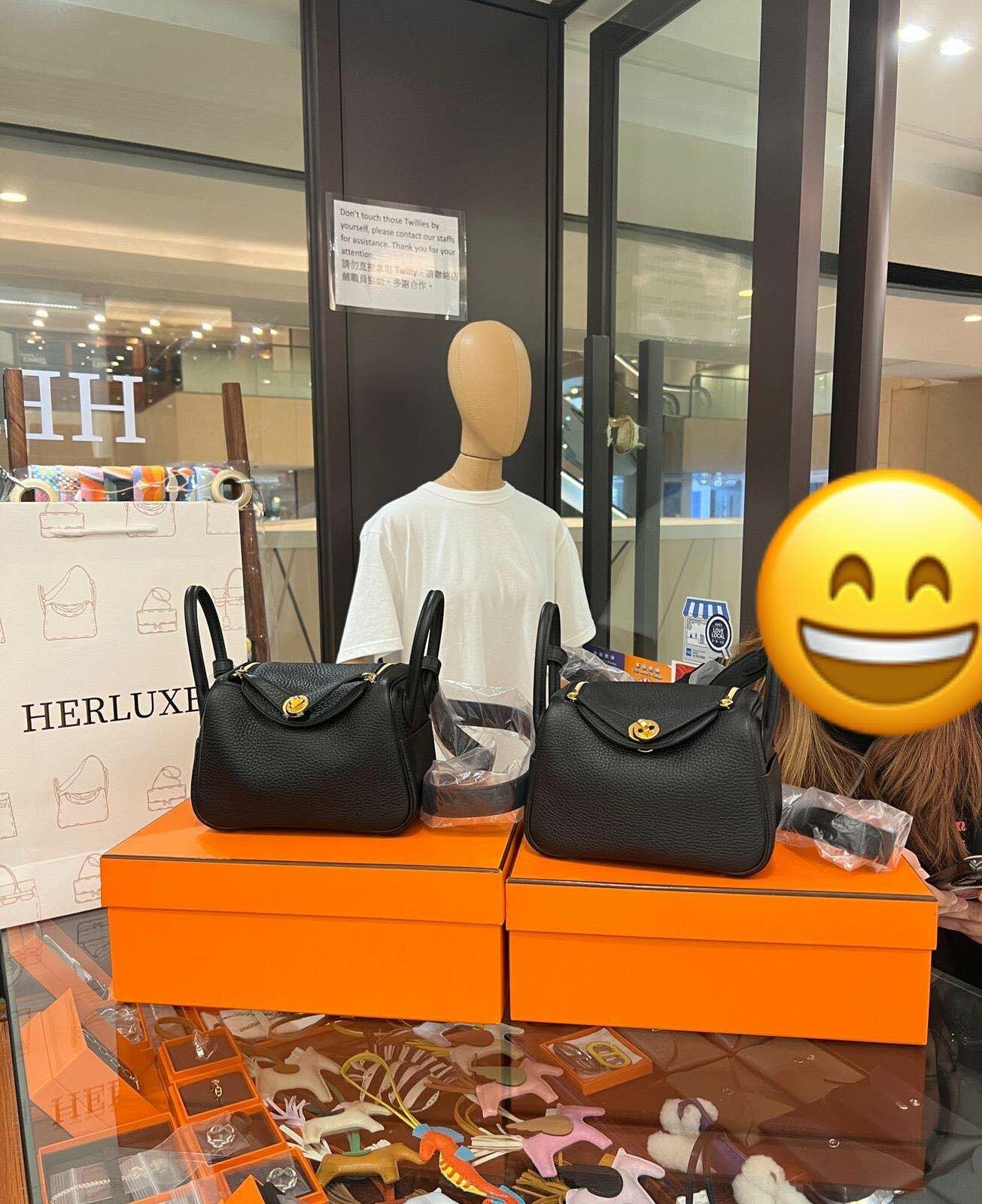 熟客靚靚線上咨詢後隔天同朋友火速到店落單兩隻lindy mini黑金🎉🎉 靚靚話好少見到🈶兩隻店現🤩 同朋友賭如果有兩隻現貨就買☺️ 今次非常幸運遇到HERLUXE有👍🏻 爽快抱走心頭好❤️ 又一次一起買到同款🥰 非常令人羨慕嘅友誼🙌 友誼天長地久💞 多謝你哋嘅支持同信任🫶 能幫客人達成心願😍 我哋都非常開心☀️