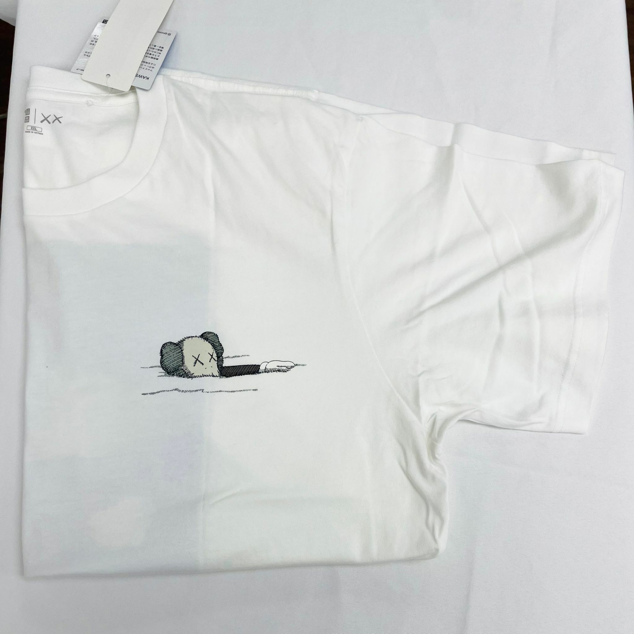 UNIQLO x KAWS UT T-SHIRT WH  (ALDULT /KIDS)