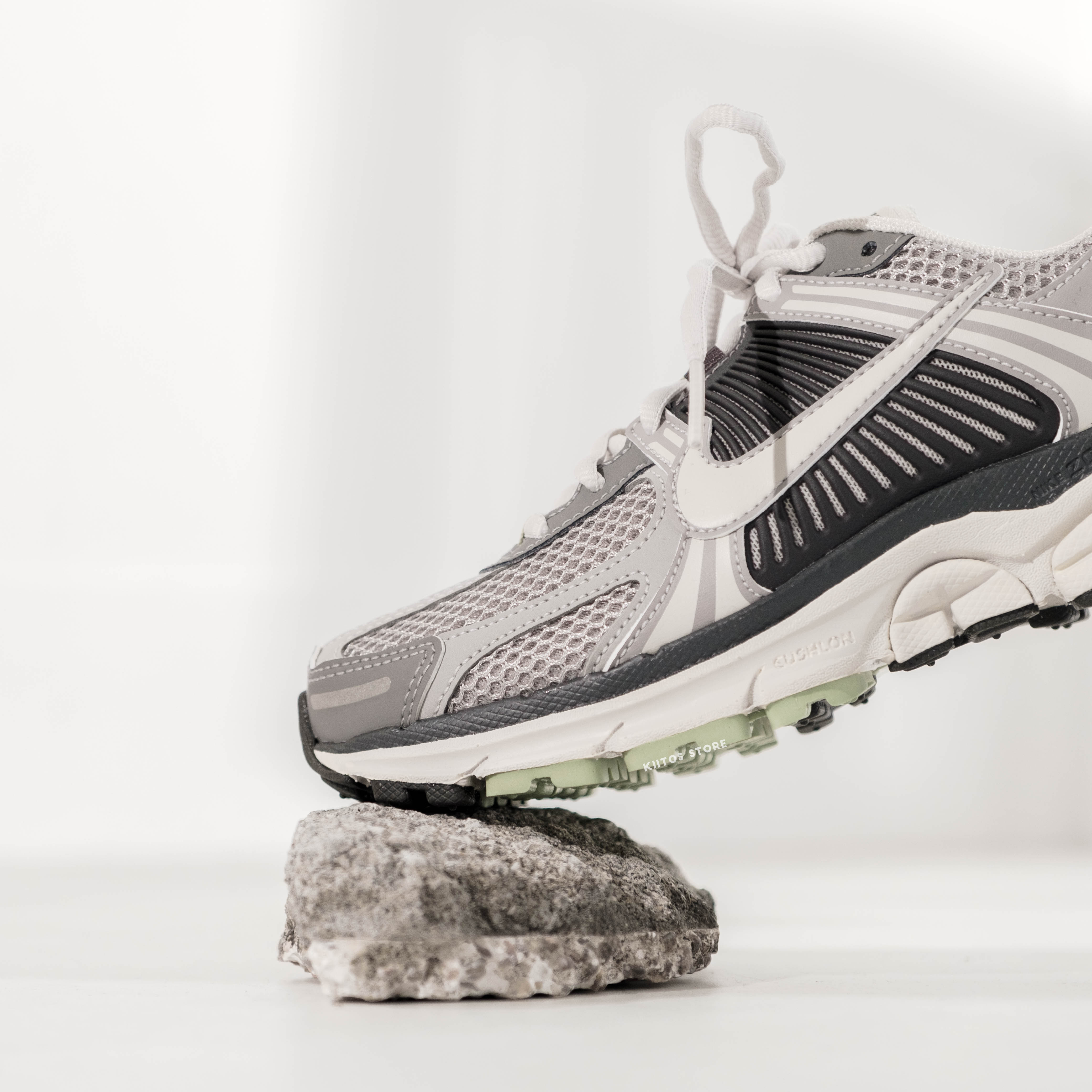 NIKE  Zoom Vomero 5 Cobblestone and Flat Pewter 鵝卵石 FB8825-001