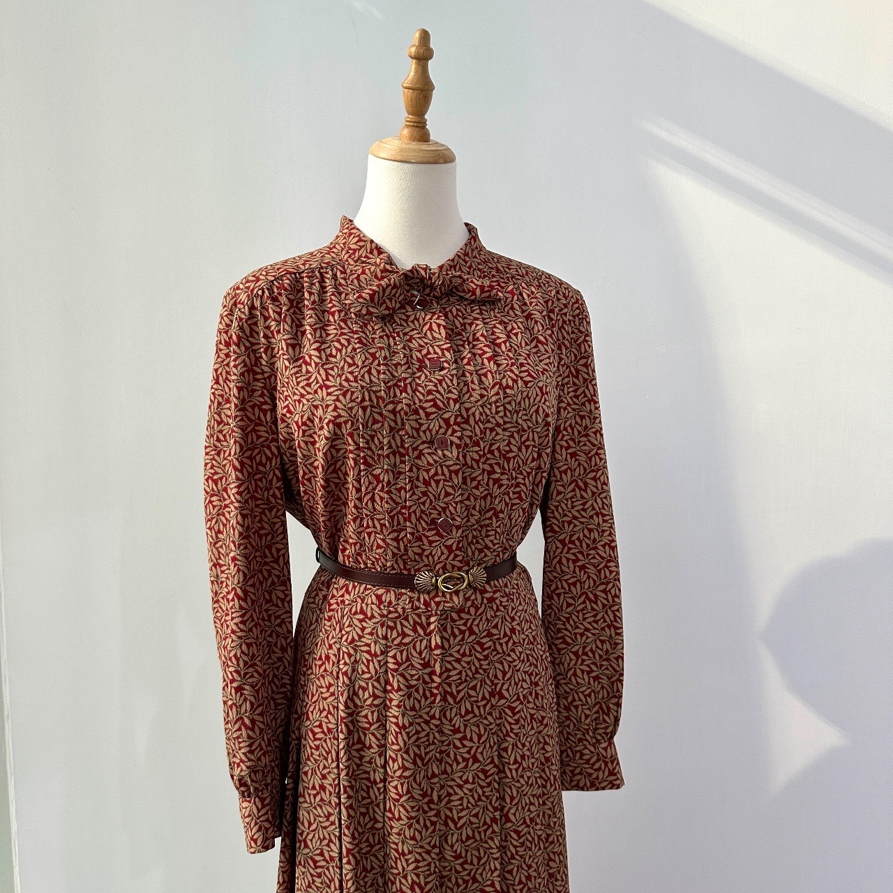 酒紅色氣質感葉紋圖案連身裙