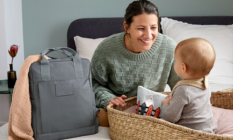 帶寶寶出門需要帶什麼？新生嬰兒外出媽媽包必備用品詳細清單，尿布 · 濕紙巾 · 奶粉 · 奶瓶 · 奶嘴 · 保溫瓶