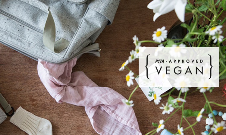 歐美正重視的「純素時尚」，與宗教信仰無關，而是一份對健康、環境和動物權的重視，LASSIG 許多媽媽包都已通過 PETA 純素認證，希望追求有型、時尚、美麗的同時，也不需要傷害任何動物