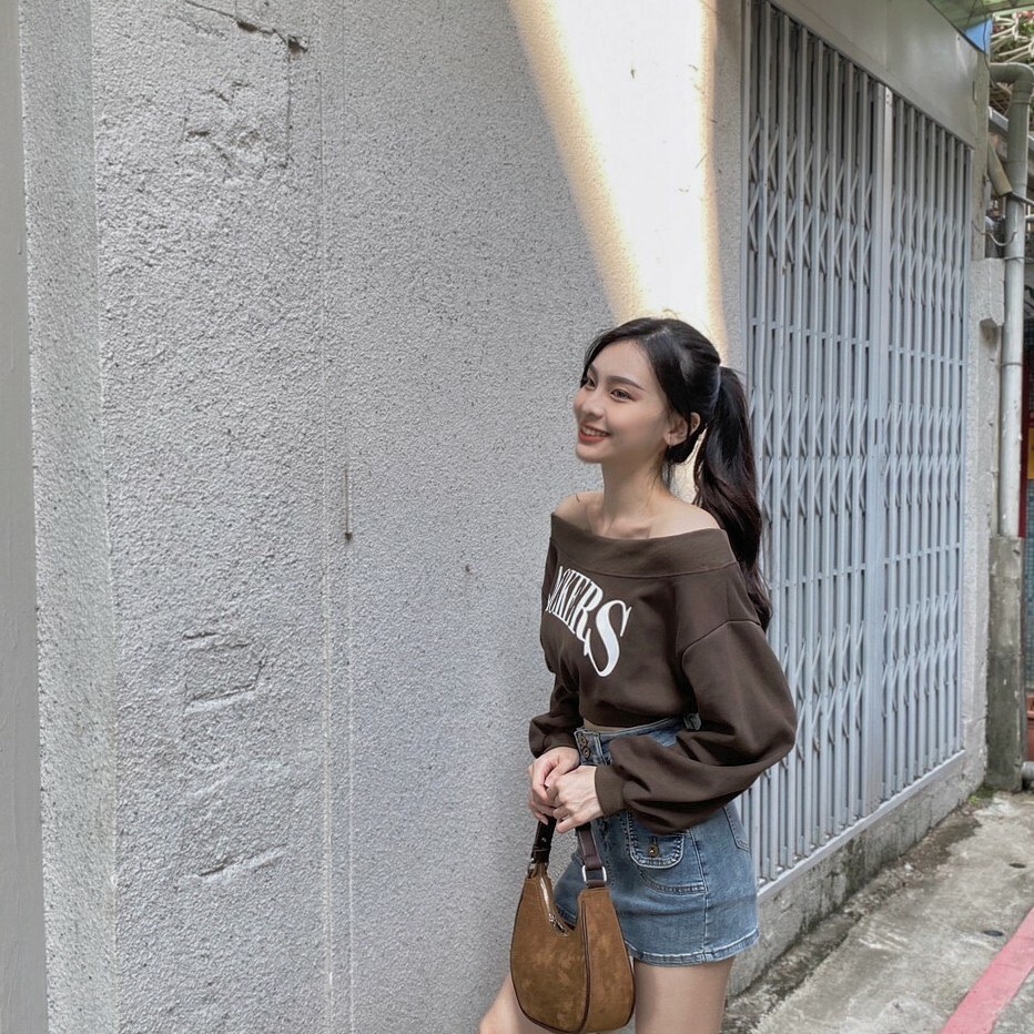 休閒字母一字領上衣/四色