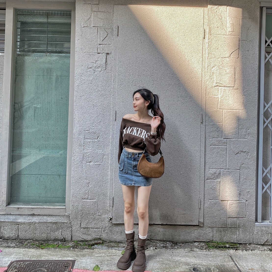 休閒字母一字領上衣/四色