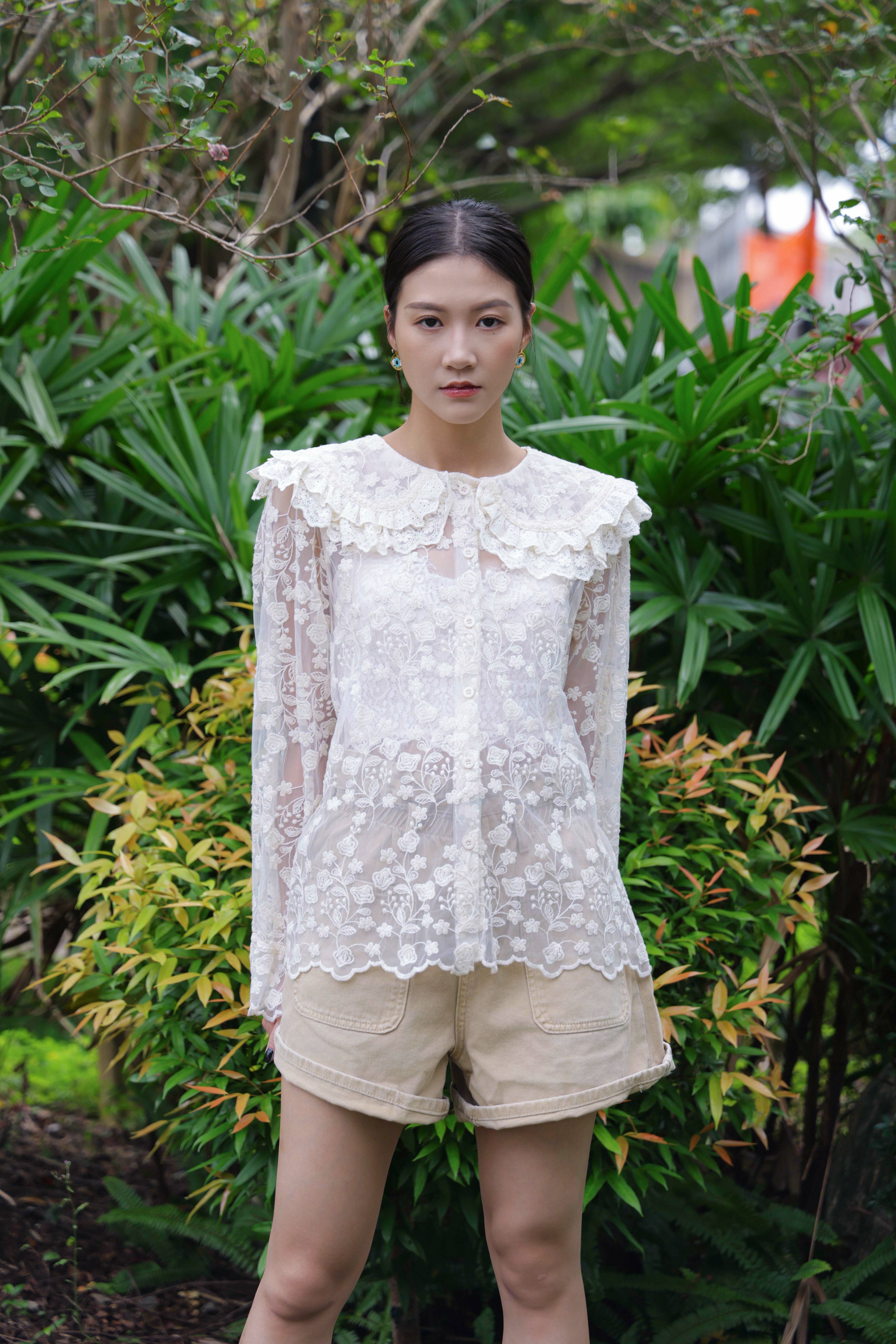 荷葉蕾絲花邊領繡花網紗恤衫（現貨款式）