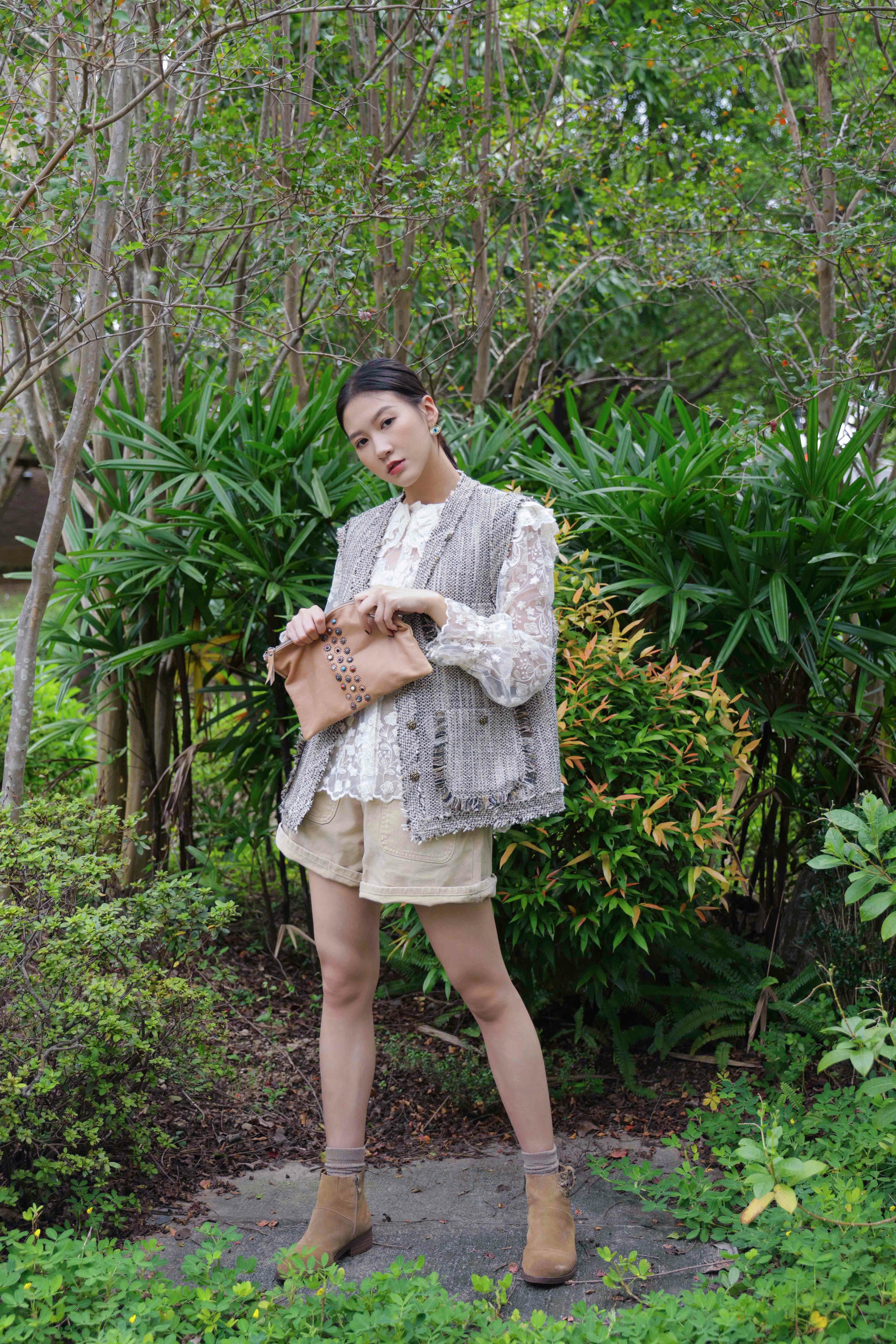 荷葉蕾絲花邊領繡花網紗恤衫（現貨款式）