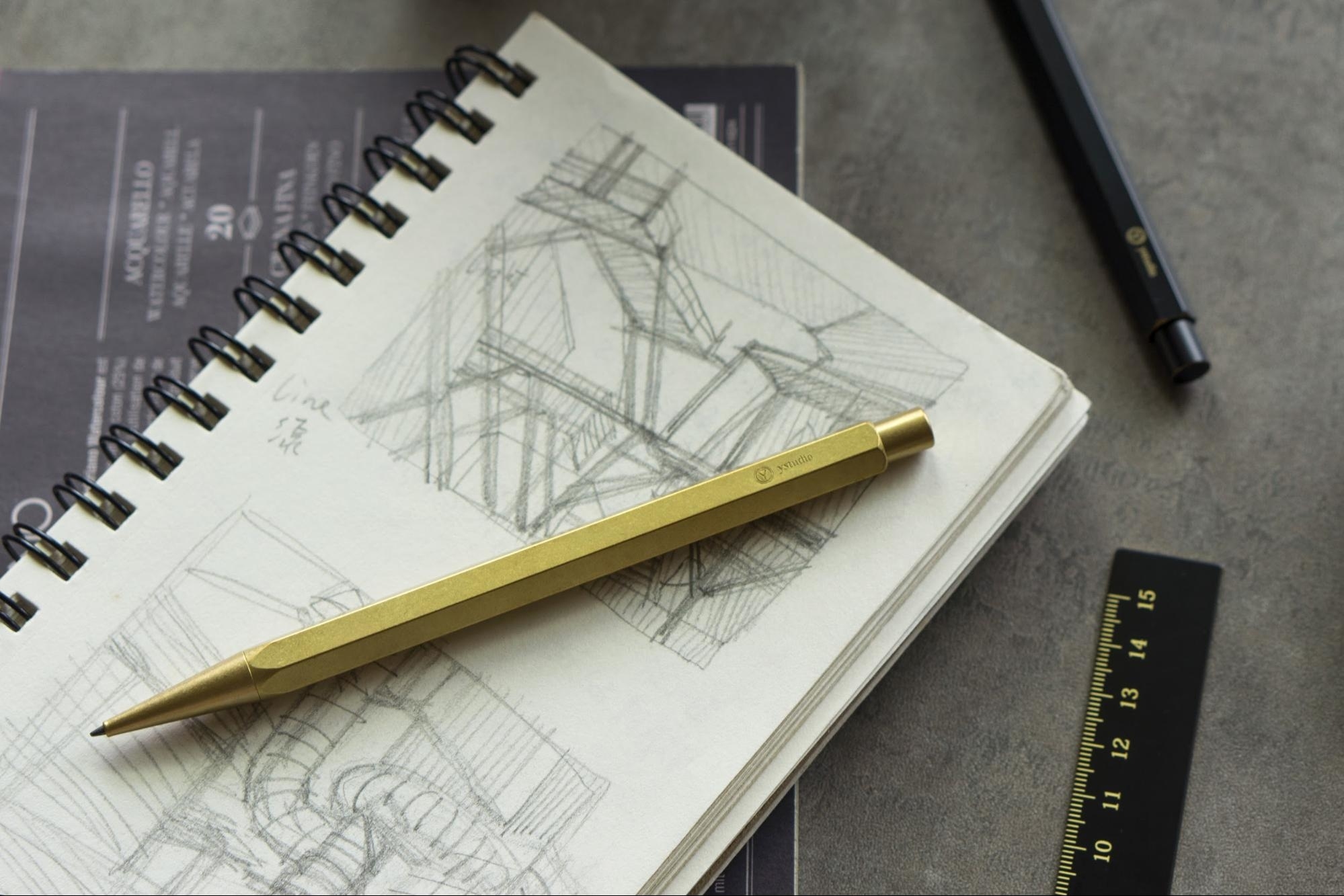 物外YSTUDIO 黃銅繪圖筆的配重恰如其分，提供你良好的繪圖穩定度。