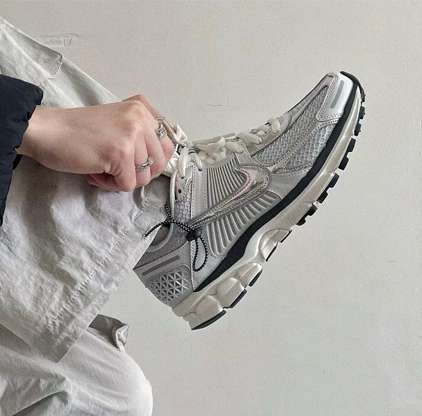<降價限量補貨> NIKE ZOOM VOMERO 5 科技 雪花銀 金屬銀 白銀 FD0884-025