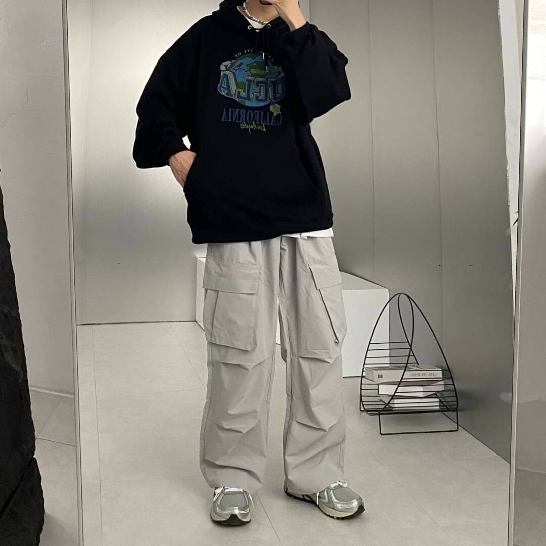 男模著側邊大口袋抓皺工裝寬褲灰色照片