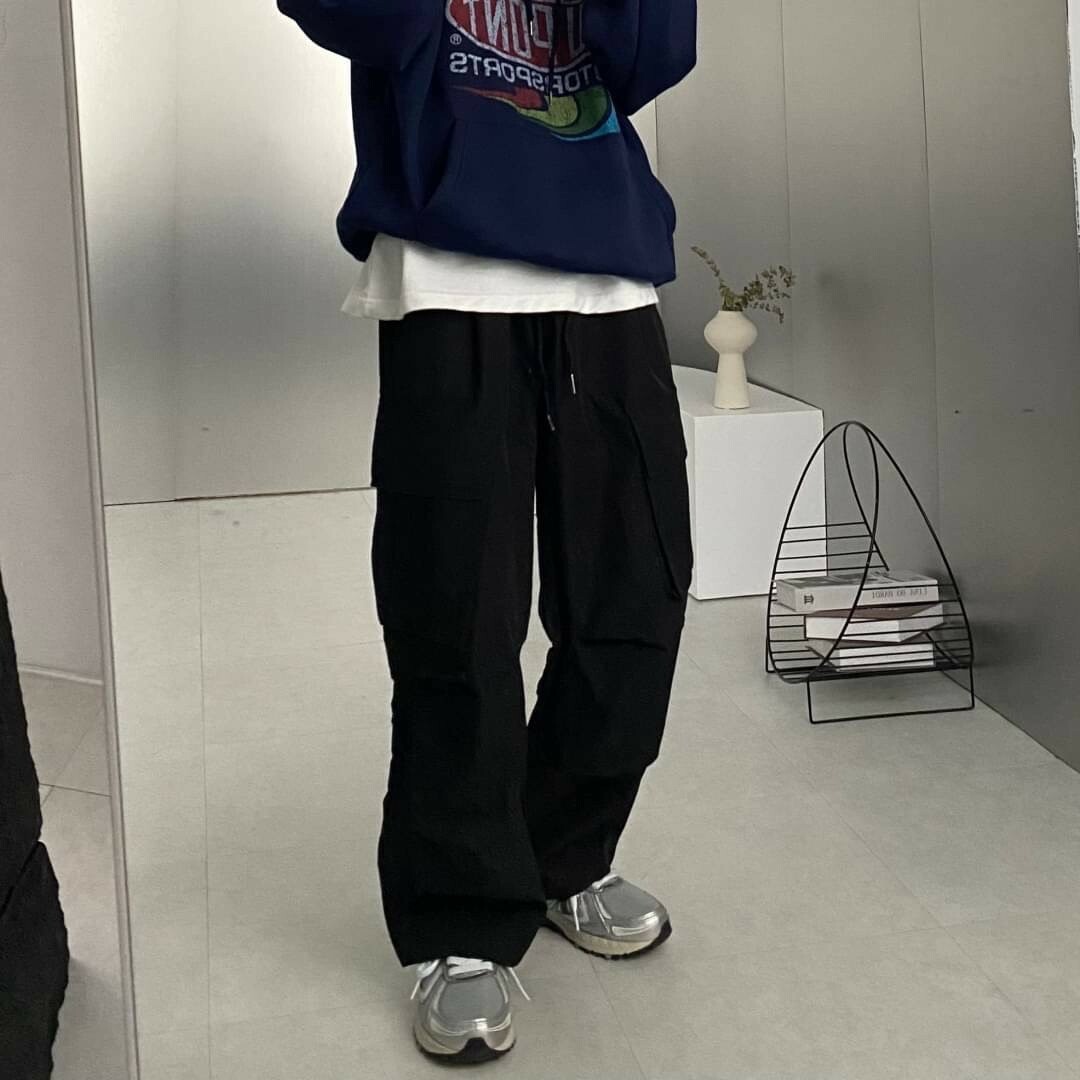 男模著側邊大口袋抓皺工裝寬褲黑色穿搭照