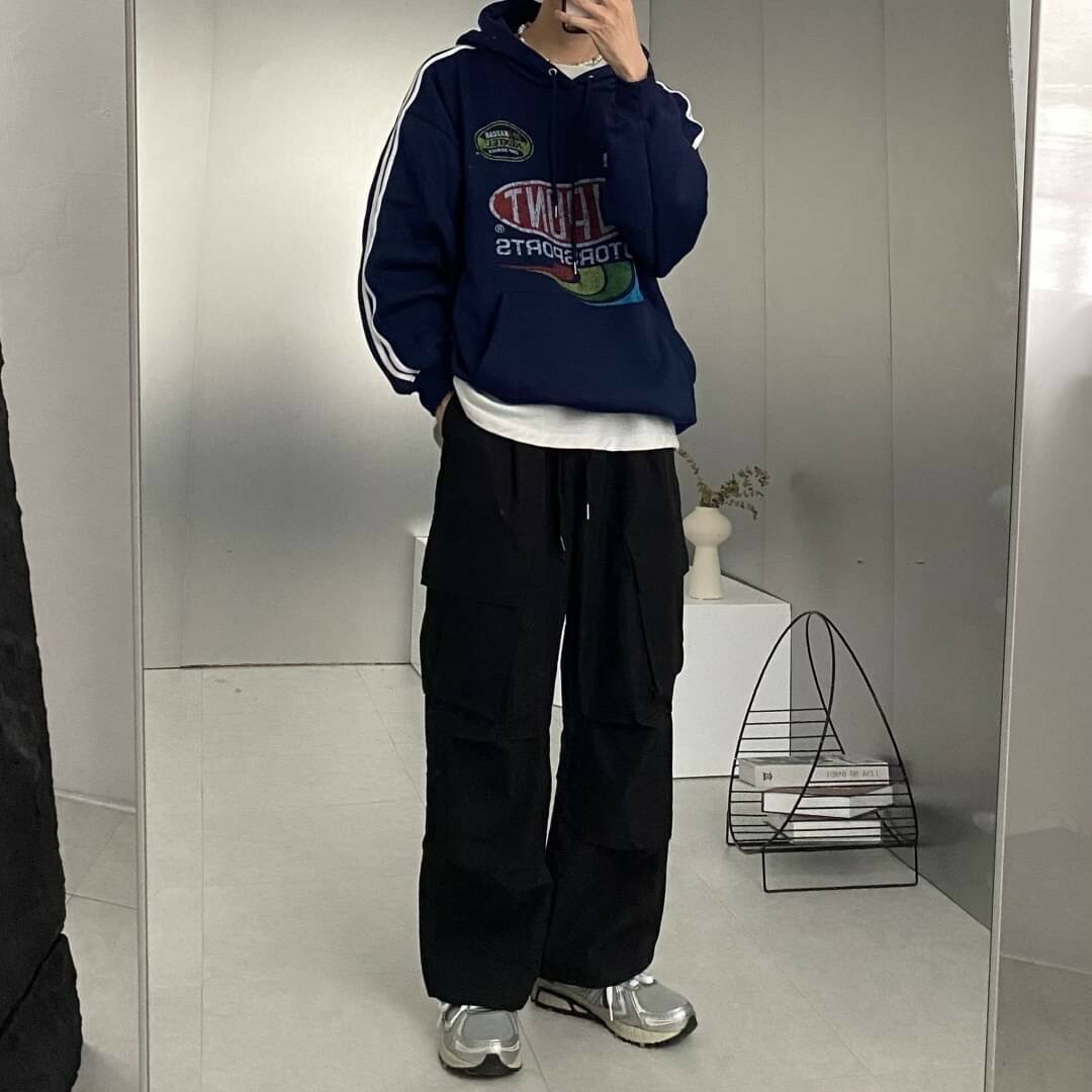 男模著側邊大口袋抓皺工裝寬褲黑色靖子穿搭照