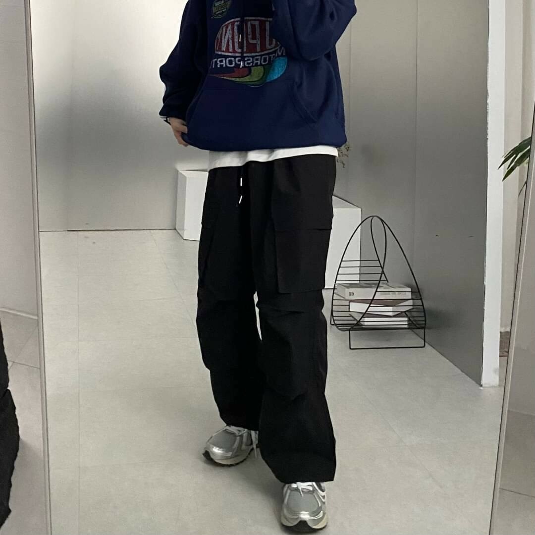 男模著側邊大口袋抓皺工裝寬褲黑色實著照