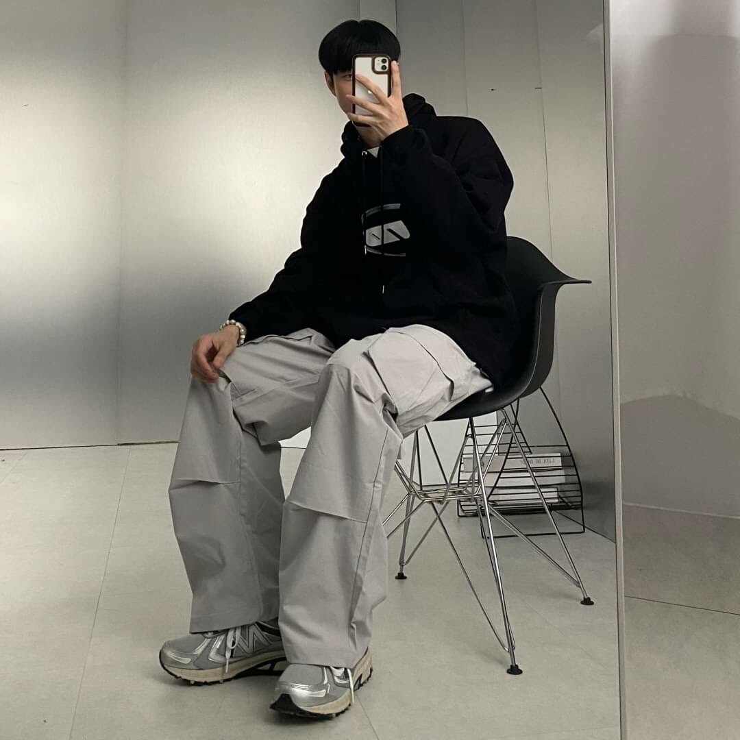 男模著側邊大口袋抓皺工裝寬褲灰色進子穿搭照